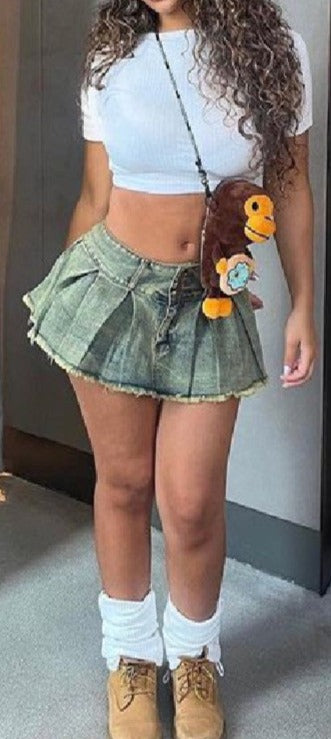 Retro Revival: Effortlessly Chic in High-Waisted Denim Pleats