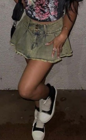 Retro Revival: Effortlessly Chic in High-Waisted Denim Pleats